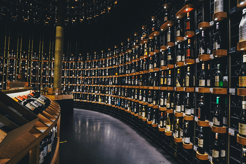 A wine shop with bottles on display – Illustration for a post about wine export in 2026
